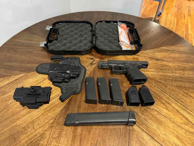 Glock 19 w/ accessories 