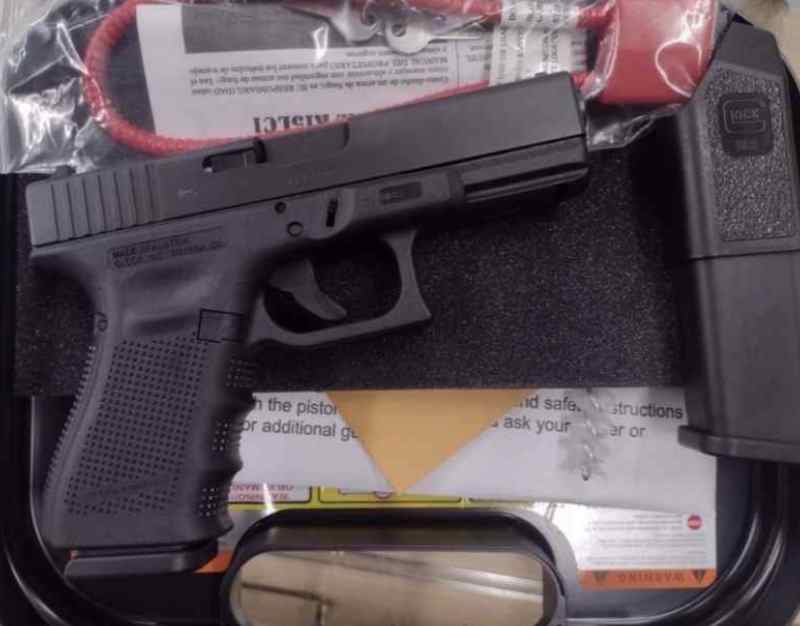 Glock 19, 9mm slightly used for sale(2 magx)