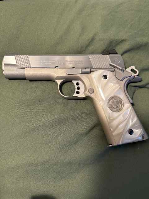 Colt 1911 Lightweight Commander 38super 