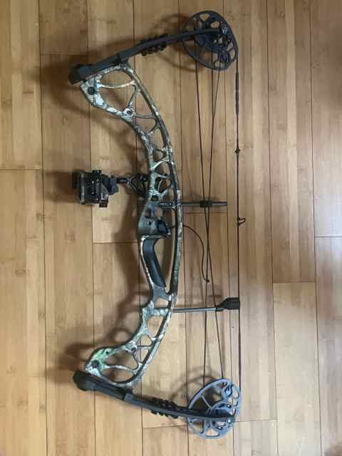 Brand New Hoyt Torrex Bow with Accessories