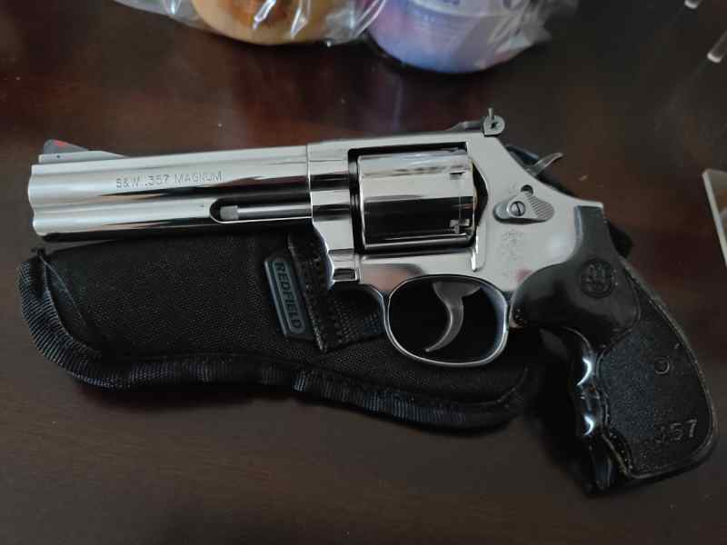 Smith &amp; Wesson 686-6 Plus 5-in barrel .357