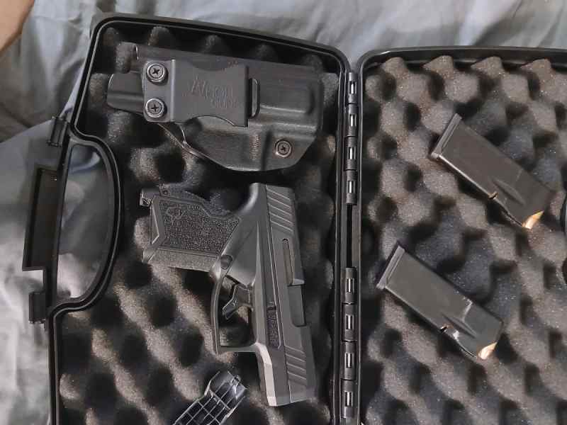 Taurus gx4 9mm with 2-clips and case