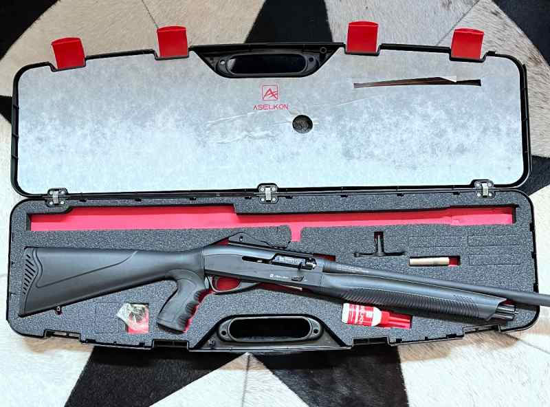 12 gauge TACTICAL  shotgun w/ case