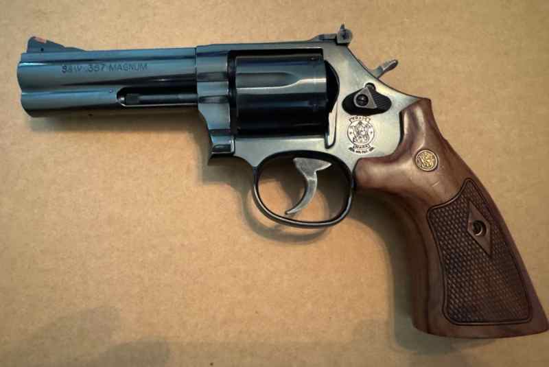 Smith &amp; Wesson 586 4&quot; Great Condition