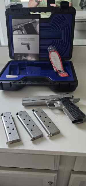 Dan Wesson Valor - 45 ACP - 1911 - With extras