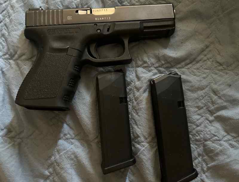 Gen 3 Glock 19 with 15 and 17 round mag