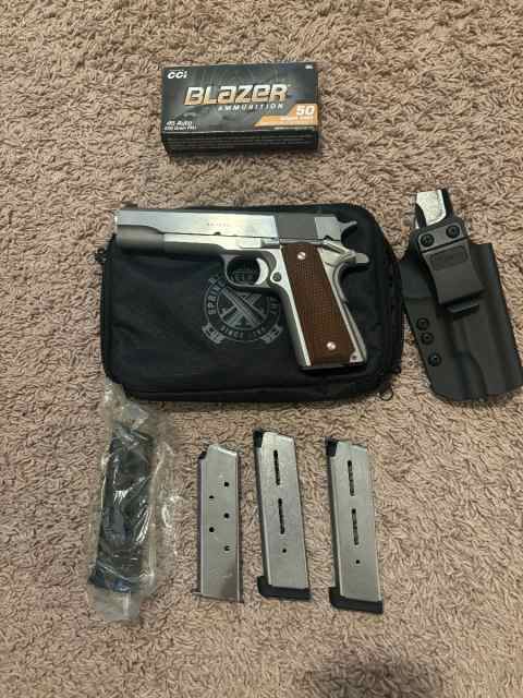 Springfield Mil-Spec 1911 with magazines/holster