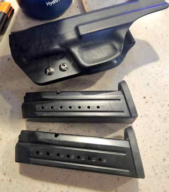 Smith and Wesson 2.0 17 rd factory mags IWB holste